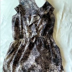 Grayscale dress with ruffles and pockets